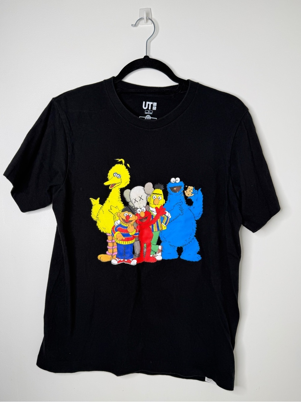 Uniqlo KAWS Sesame Street Companion Group Character T-Shirt Black size S